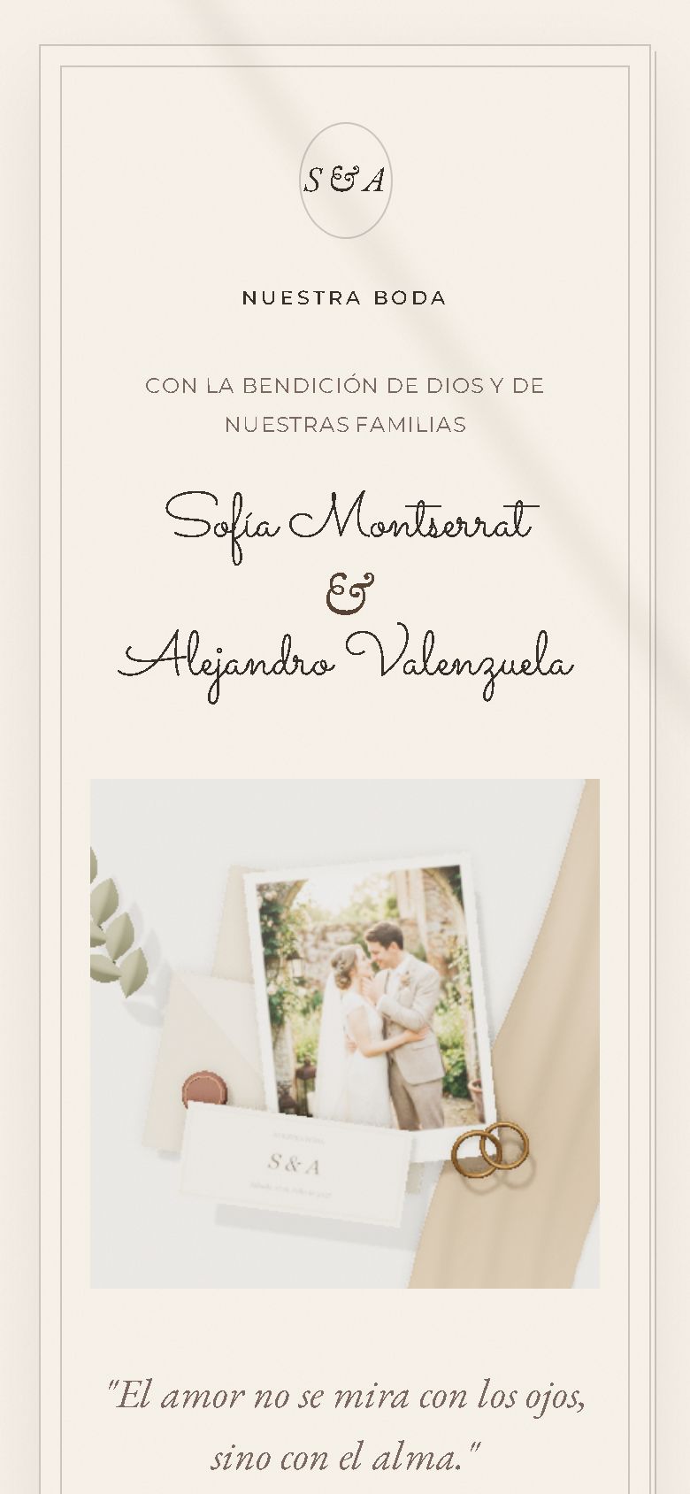 La invitación abierta con la colección Carta de amor: nombres caligráficos, un monograma y la foto de la pareja.